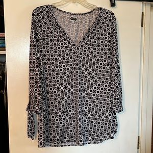 Mud pie women’s blouse. Size small. Excellent condition. Black and white.